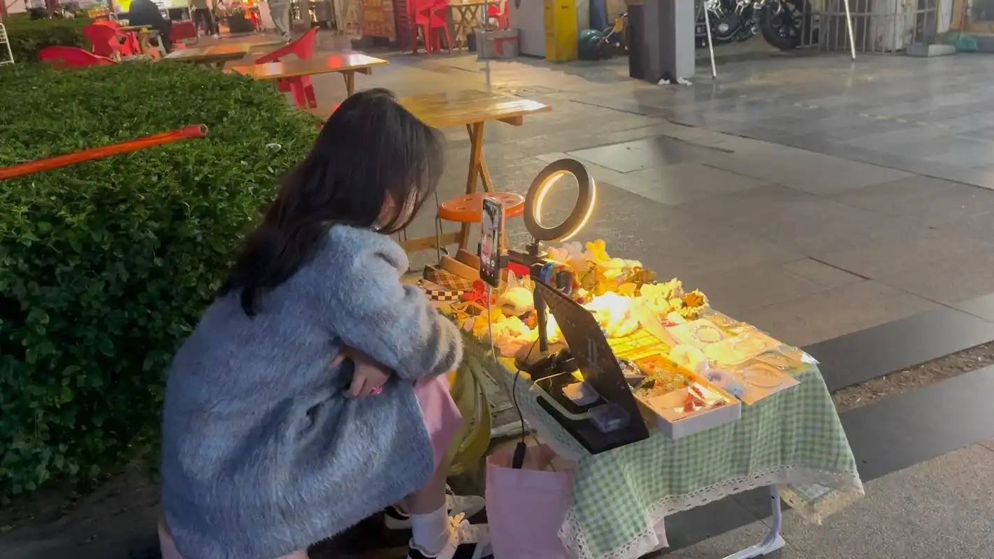 女大学生毕业后摆摊日常